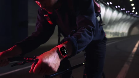 Apple Watch Series 7 Nike 41mm Aluminum Starlight: Ποδηλασία σε άλλο επίπεδο